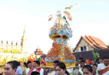 ຊາວພຸດຮ່ວມແຫ່ຜາສາດເຜິ້ງ ງານບຸນພະທາດຫຼວງວຽງຈັນ Thatluang Festival 2025