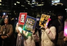 ຊາວຍີ່ປຸ່ນ ປະທ້ວງຕໍ່ຕ້ານນະໂຍບາຍທີ່ເປັນອັນຕະລາຍຂອງນາຍົກລັດຖະມົນຕີ ໃນໂຕກຽວ.