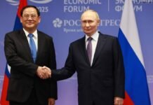 นายกรัฐมนตรีลาว ขื้นกล่าวสุนทรพจน์บนเวทีในงานประชุมเศรษฐกิจภาคตะวันออก ครั้งที่ 10 ที่รัสเซีย